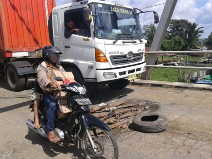 Jembatan Berlubang. Beginilah kondisi kerusakan jembatan Sungai Ambawang yang berlubang, sehingga mengancam keselamatan masyarakat serta mengganggu kelancaran arus lalu lintas, Jumat (2/3). Zainudin/RK.