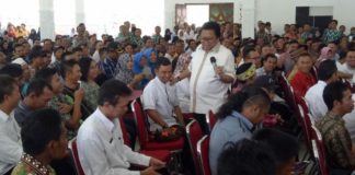 Sosialisasi Empat Pilar Kebangsaan di Kayong Utara Sosialisasi. Wakil Ketua MPR RI, H Oesman Sapta Odang melakukan sosialisasi empat pilar kebangsaan di Aula Pendopo Bupati Kayong Utara, Rabu (14/3). Kamiriluddin/RK.