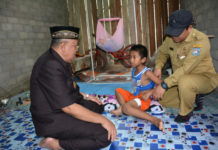 Hafiz Korban Terkaman Buaya Peroleh Bantuan Pemerintah Bantuan. Bupati Kubu Raya, H Rusman Ali menyerahkan bantuan terhadap Hafiz yang menjadi korban serangan buaya di Sungai Dusun Garuda, Desa Sungai Kakap, Kecamatan Sungai Kakap beberapa waktu lalu di kediamannya, Senin (5/3). Humas for Rakyat Kalbar