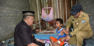 Hafiz Korban Terkaman Buaya Peroleh Bantuan Pemerintah Bantuan. Bupati Kubu Raya, H Rusman Ali menyerahkan bantuan terhadap Hafiz yang menjadi korban serangan buaya di Sungai Dusun Garuda, Desa Sungai Kakap, Kecamatan Sungai Kakap beberapa waktu lalu di kediamannya, Senin (5/3). Humas for Rakyat Kalbar