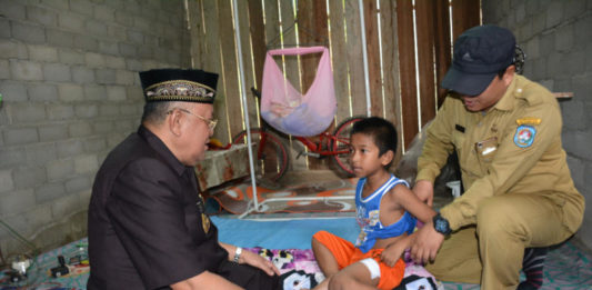 Hafiz Korban Terkaman Buaya Peroleh Bantuan Pemerintah Bantuan. Bupati Kubu Raya, H Rusman Ali menyerahkan bantuan terhadap Hafiz yang menjadi korban serangan buaya di Sungai Dusun Garuda, Desa Sungai Kakap, Kecamatan Sungai Kakap beberapa waktu lalu di kediamannya, Senin (5/3). Humas for Rakyat Kalbar