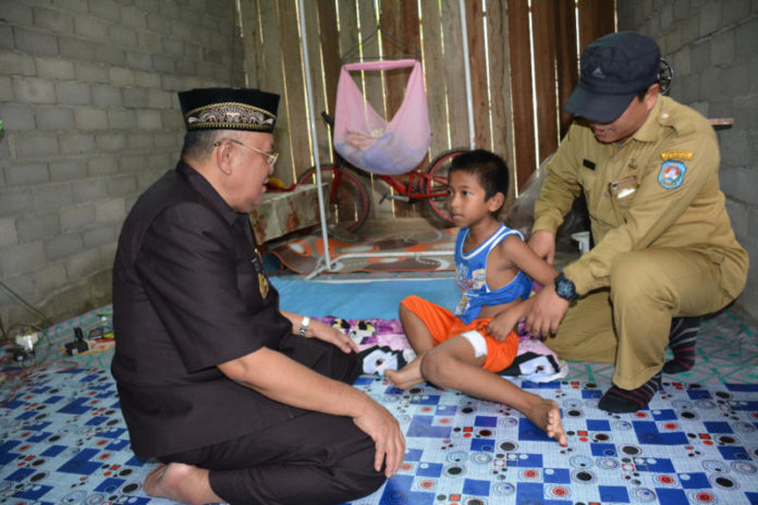 Bantuan. Bupati Kubu Raya, H Rusman Ali menyerahkan bantuan terhadap Hafiz yang menjadi korban serangan buaya di Sungai Dusun Garuda, Desa Sungai Kakap, Kecamatan Sungai Kakap beberapa waktu lalu di kediamannya, Senin (5/3). Humas for Rakyat Kalbar