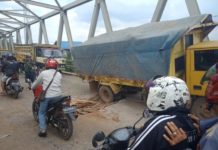 Jembatan Sungai Ambawang Sudah Dianggarkan Rp5 Miliar Truk Terperosok. Sebuah truk terperosok ke dalam lubang di Jembatan Sungai Ambawang, sehingga sempat menyebabkan kemacetan panjang di jembatan tersebut, baru-baru ini. Syamsul Arifin/RK.