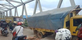 Jembatan Sungai Ambawang Sudah Dianggarkan Rp5 Miliar Truk Terperosok. Sebuah truk terperosok ke dalam lubang di Jembatan Sungai Ambawang, sehingga sempat menyebabkan kemacetan panjang di jembatan tersebut, baru-baru ini. Syamsul Arifin/RK.