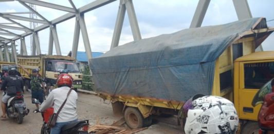 Jembatan Sungai Ambawang Sudah Dianggarkan Rp5 Miliar Truk Terperosok. Sebuah truk terperosok ke dalam lubang di Jembatan Sungai Ambawang, sehingga sempat menyebabkan kemacetan panjang di jembatan tersebut, baru-baru ini. Syamsul Arifin/RK.