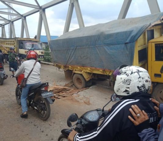 Jembatan Sungai Ambawang Sudah Dianggarkan Rp5 Miliar Truk Terperosok. Sebuah truk terperosok ke dalam lubang di Jembatan Sungai Ambawang, sehingga sempat menyebabkan kemacetan panjang di jembatan tersebut, baru-baru ini. Syamsul Arifin/RK.