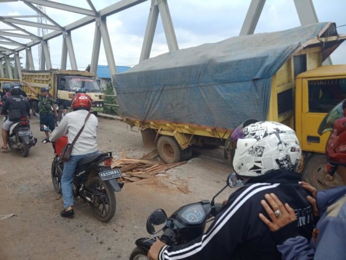 Truk Terperosok. Sebuah truk terperosok ke dalam lubang di Jembatan Sungai Ambawang, sehingga sempat menyebabkan kemacetan panjang di jembatan tersebut, baru-baru ini. Syamsul Arifin/RK.