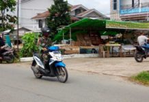 Kesemrawutan di Kawasan Serdam segera Diselesaikan Jualan di Jembatan. Beberapa jembatan di kawasan Sungai Raya Dalam (Serdam) dijadikan tempat berjualan oleh para pedagang, sehingga menyebabkan jembatan menjadi kumuh, Kamis (8/3). Syamsul Arifin/RK.