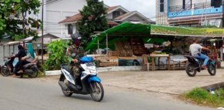 Kesemrawutan di Kawasan Serdam segera Diselesaikan Jualan di Jembatan. Beberapa jembatan di kawasan Sungai Raya Dalam (Serdam) dijadikan tempat berjualan oleh para pedagang, sehingga menyebabkan jembatan menjadi kumuh, Kamis (8/3). Syamsul Arifin/RK.