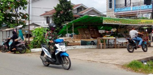 Pedagang Berjualan di Jembatan, Serdam Terkesan Kumuh Jualan di Jembatan. Beberapa jembatan di kawasan Sungai Raya Dalam (Serdam) dijadikan tempat berjualan oleh para pedagang, sehingga menyebabkan jembatan menjadi kumuh, Kamis (8/3). Syamsul Arifin/RK.