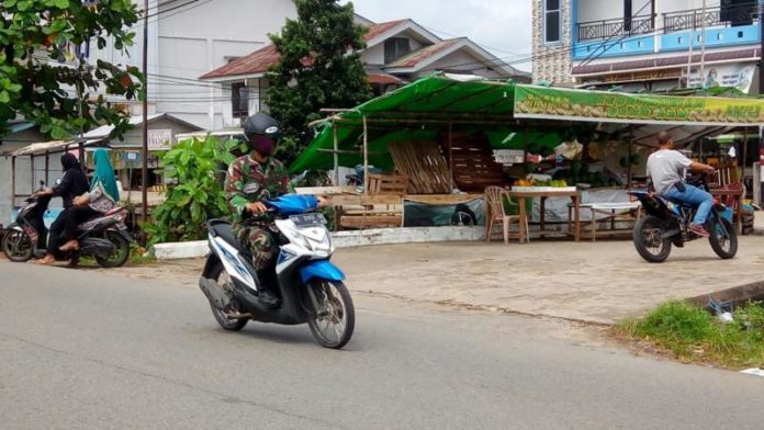 Jualan di Jembatan. Beberapa jembatan di kawasan Sungai Raya Dalam (Serdam) dijadikan tempat berjualan oleh para pedagang, sehingga menyebabkan jembatan menjadi kumuh, Kamis (8/3). Syamsul Arifin/RK.