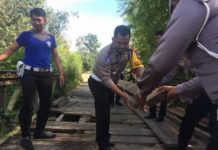 Baut Rangka Jembatan Laur Hilang serta Lantai Berhias Berlubang Jembatan Rusak. Kasat Lantas Polres Melawi ketika melakukan perbaikan lantai jembatan laur yang berada di Kecamatan Pinoh Selatan, Kabupaten Melawi. Sat Lantas for Rakyat Kalbar