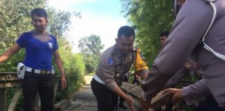 Baut Rangka Jembatan Laur Hilang serta Lantai Berhias Berlubang Jembatan Rusak. Kasat Lantas Polres Melawi ketika melakukan perbaikan lantai jembatan laur yang berada di Kecamatan Pinoh Selatan, Kabupaten Melawi. Sat Lantas for Rakyat Kalbar