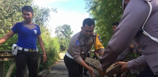 Baut Rangka Jembatan Laur Hilang serta Lantai Berhias Berlubang Jembatan Rusak. Kasat Lantas Polres Melawi ketika melakukan perbaikan lantai jembatan laur yang berada di Kecamatan Pinoh Selatan, Kabupaten Melawi. Sat Lantas for Rakyat Kalbar
