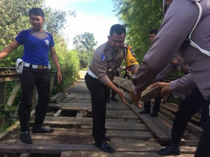 Jembatan Rusak. Kasat Lantas Polres Melawi ketika melakukan perbaikan lantai jembatan laur yang berada di Kecamatan Pinoh Selatan, Kabupaten Melawi. Sat Lantas for Rakyat Kalbar