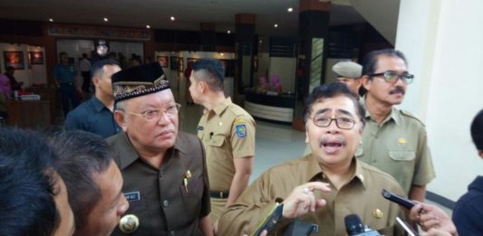 Angka Kemiskinan di Kubu Raya Terus Menurun Apresiasi Kubu Raya. Penjabat (Pj) Gubernur Kalbar, Drs Dodi Riyadmadji, MM didampingi Bupati Kubu Raya, H Rusman Ali mengapresiasi inovasi pelayanan publik serta terus menurunnya angka kemiskinan di Kabupaten Kubu Raya ketika menghadiri musrenbang tingkat kabupaten di Aula Kantor Bupati Kubu Raya, Selasa (13/3). Syamsul Arifin/RK.