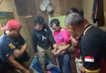 Polisi Bekuk Tiga Pengedar GELEDAH. Salah seorang dari tiga tersangka pengedar sabu tengah digeledah anggota Lidik Polsek Entikong di kediamannya, Jumat (9/3). Petugas berhasil menyita 17 paket sabu dengan total berat 4,6 gram, timbangan elektrik dan alat isap sabu (bong). Polsek Entikong for RK