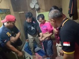 Polisi Bekuk Tiga Pengedar GELEDAH. Salah seorang dari tiga tersangka pengedar sabu tengah digeledah anggota Lidik Polsek Entikong di kediamannya, Jumat (9/3). Petugas berhasil menyita 17 paket sabu dengan total berat 4,6 gram, timbangan elektrik dan alat isap sabu (bong). Polsek Entikong for RK