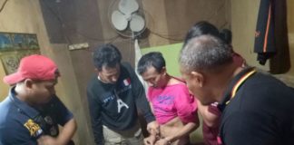 Polisi Bekuk Tiga Pengedar GELEDAH. Salah seorang dari tiga tersangka pengedar sabu tengah digeledah anggota Lidik Polsek Entikong di kediamannya, Jumat (9/3). Petugas berhasil menyita 17 paket sabu dengan total berat 4,6 gram, timbangan elektrik dan alat isap sabu (bong). Polsek Entikong for RK