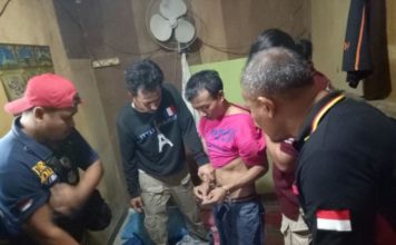 Polisi Bekuk Tiga Pengedar GELEDAH. Salah seorang dari tiga tersangka pengedar sabu tengah digeledah anggota Lidik Polsek Entikong di kediamannya, Jumat (9/3). Petugas berhasil menyita 17 paket sabu dengan total berat 4,6 gram, timbangan elektrik dan alat isap sabu (bong). Polsek Entikong for RK
