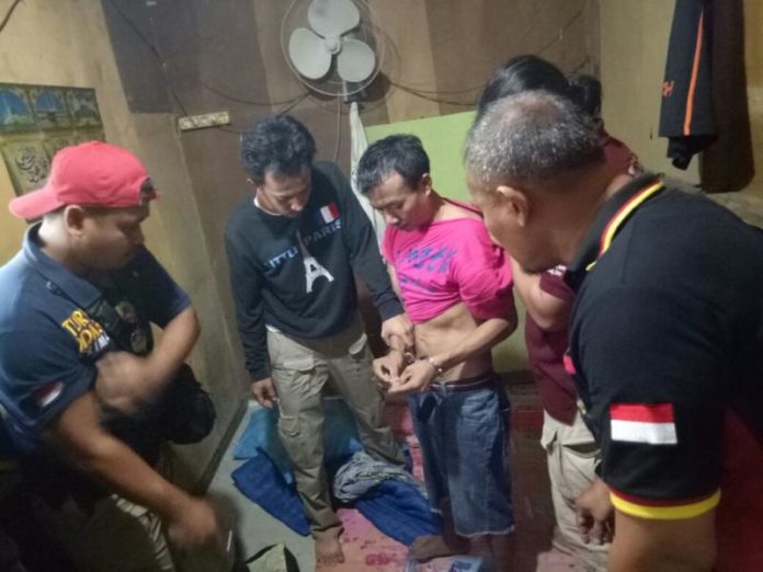 GELEDAH. Salah seorang dari tiga tersangka pengedar sabu tengah digeledah anggota Lidik Polsek Entikong di kediamannya, Jumat (9/3). Petugas berhasil menyita 17 paket sabu dengan total berat 4,6 gram, timbangan elektrik dan alat isap sabu (bong). Polsek Entikong for RK