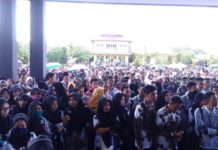 Ratusan Guru Honorer Sambas Datangi Kantor Bupati AKSI DAMAI. Ratusan guru honorer memadati halaman Kantor Bupati Sambas menuntut diterbitkan surat keputusan, Rabu (14/3). Sairi-RK