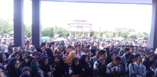 Ratusan Guru Honorer Sambas Datangi Kantor Bupati AKSI DAMAI. Ratusan guru honorer memadati halaman Kantor Bupati Sambas menuntut diterbitkan surat keputusan, Rabu (14/3). Sairi-RK