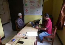 Pemuda asal Jateng Cabuli Bocah 7 Tahun PERIKSA. Tersangka AY saat diperiksa di Polsek Subah, Rabu (28/2)—Sairi/RK