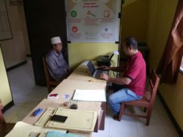 Pemuda asal Jateng Cabuli Bocah 7 Tahun PERIKSA. Tersangka AY saat diperiksa di Polsek Subah, Rabu (28/2)—Sairi/RK