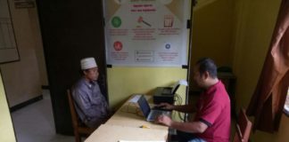 Pemuda asal Jateng Cabuli Bocah 7 Tahun PERIKSA. Tersangka AY saat diperiksa di Polsek Subah, Rabu (28/2)—Sairi/RK