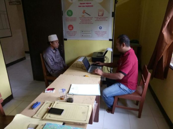PERIKSA. Tersangka AY saat diperiksa di Polsek Subah, Rabu (28/2)—Sairi/RK PERIKSA. Tersangka AY saat diperiksa di Polsek Subah, Rabu (28/2)—Sairi/RK