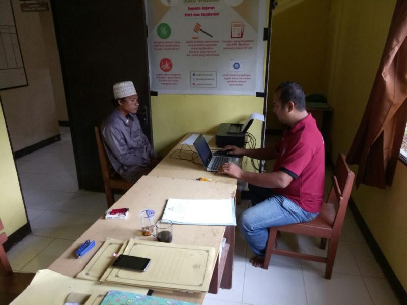 PERIKSA. Tersangka AY saat diperiksa di Polsek Subah, Rabu (28/2)—Sairi/RK