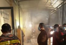RSUD dr Abdul Aziz Singkawang Terbakar JINAKKAN API. Petugas Damkar memadamkan api yang membakar ruangan Radiologi RSUD dr Abdul Aziz Singkawang, Senin (5/3) malam. SUHENDRA-RK