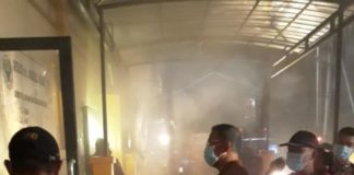 RSUD dr Abdul Aziz Singkawang Terbakar JINAKKAN API. Petugas Damkar memadamkan api yang membakar ruangan Radiologi RSUD dr Abdul Aziz Singkawang, Senin (5/3) malam. SUHENDRA-RK