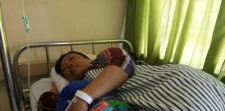 Tak Terima Ditegur Main HP, NF Aniaya Gurunya TERBARING LEMAH. Nuzul Kurniawati, terbaring lemah di RSUD dr Soedarso setelah dipukul muridnya, NF—Warga for RK