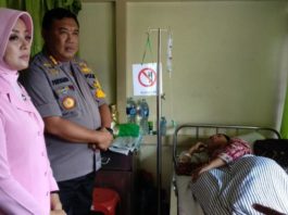 Kemuliaan Hati Nuzul yang Tak Ingin NF Ditahan JENGUK. Kapolresta Kombes Pol Purwanto beserta istri kerika menjenguk Nuzul Kurniawati, guru MTs Darussalam yang dirawat di RSUD dr Soedarso, Jumat (9/3) siang—Polisi for RK