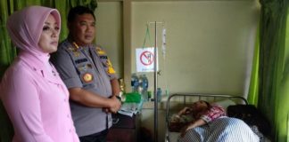 Kemuliaan Hati Nuzul yang Tak Ingin NF Ditahan JENGUK. Kapolresta Kombes Pol Purwanto beserta istri kerika menjenguk Nuzul Kurniawati, guru MTs Darussalam yang dirawat di RSUD dr Soedarso, Jumat (9/3) siang—Polisi for RK