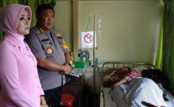 Kemuliaan Hati Nuzul yang Tak Ingin NF Ditahan JENGUK. Kapolresta Kombes Pol Purwanto beserta istri kerika menjenguk Nuzul Kurniawati, guru MTs Darussalam yang dirawat di RSUD dr Soedarso, Jumat (9/3) siang—Polisi for RK