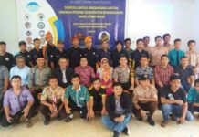 Diskusi Lintas Organisasi Bahas Potensi Pesisir Bengkayang FOTO BERSAMA. Usai menggelar diskusi lintas organisasi, para peserta berfoto bersama di Aula Kantor Camat Sungai Raya Kepulauan, Senin (12/3)—Kurnadi/RK