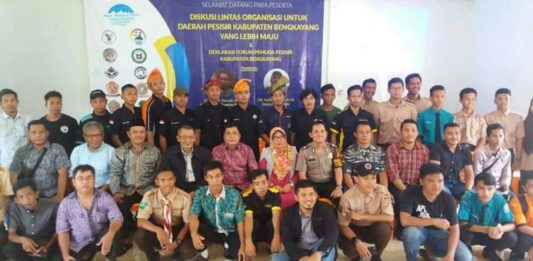 Diskusi Lintas Organisasi Bahas Potensi Pesisir Bengkayang FOTO BERSAMA. Usai menggelar diskusi lintas organisasi, para peserta berfoto bersama di Aula Kantor Camat Sungai Raya Kepulauan, Senin (12/3)—Kurnadi/RK