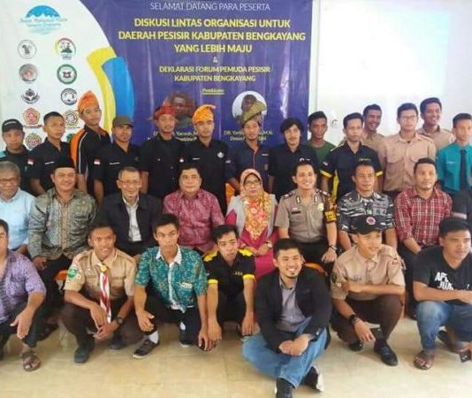 Diskusi Lintas Organisasi Bahas Potensi Pesisir Bengkayang FOTO BERSAMA. Usai menggelar diskusi lintas organisasi, para peserta berfoto bersama di Aula Kantor Camat Sungai Raya Kepulauan, Senin (12/3)—Kurnadi/RK