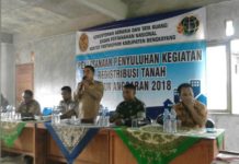 8.500 Tanah di Bengkayang Akan Disertifikatkan SOSIALISASI. Para pemangku kepentingan tengah memaparkan tentang penyuluhan kegiatan redistribusi pendaftaran tanah TA 2018 di aula Kantor Desa Bange, Kecamatan Sanggau Ledo, Selasa (13/3)—Kurnadi/RK
