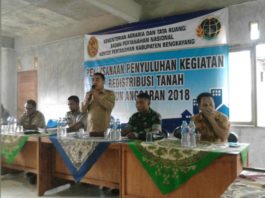 SOSIALISASI. Para pemangku kepentingan tengah memaparkan tentang penyuluhan kegiatan redistribusi pendaftaran tanah TA 2018 di aula Kantor Desa Bange, Kecamatan Sanggau Ledo, Selasa (13/3)—Kurnadi/RK