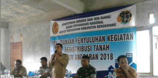 8.500 Tanah di Bengkayang Akan Disertifikatkan SOSIALISASI. Para pemangku kepentingan tengah memaparkan tentang penyuluhan kegiatan redistribusi pendaftaran tanah TA 2018 di aula Kantor Desa Bange, Kecamatan Sanggau Ledo, Selasa (13/3)—Kurnadi/RK