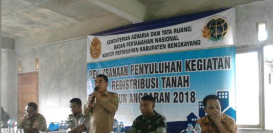 8.500 Tanah di Bengkayang Akan Disertifikatkan SOSIALISASI. Para pemangku kepentingan tengah memaparkan tentang penyuluhan kegiatan redistribusi pendaftaran tanah TA 2018 di aula Kantor Desa Bange, Kecamatan Sanggau Ledo, Selasa (13/3)—Kurnadi/RK