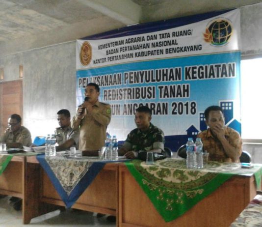 8.500 Tanah di Bengkayang Akan Disertifikatkan SOSIALISASI. Para pemangku kepentingan tengah memaparkan tentang penyuluhan kegiatan redistribusi pendaftaran tanah TA 2018 di aula Kantor Desa Bange, Kecamatan Sanggau Ledo, Selasa (13/3)—Kurnadi/RK