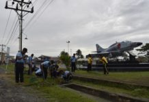 Danlanud Ajak Masyarakat Peduli dengan Ruang Publik GOTONG ROYONG. Di bawah awan gelap, personel Lanud Supadio bersama instansi di sekitarnya gotong royong membersihkan Taman Dirgantara, Kubu Raya Selasa (13/3)--Penerangan Lanud Supadio for RK