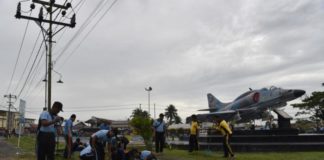 Danlanud Ajak Masyarakat Peduli dengan Ruang Publik GOTONG ROYONG. Di bawah awan gelap, personel Lanud Supadio bersama instansi di sekitarnya gotong royong membersihkan Taman Dirgantara, Kubu Raya Selasa (13/3)--Penerangan Lanud Supadio for RK