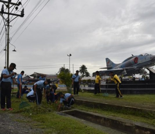 Danlanud Ajak Masyarakat Peduli dengan Ruang Publik GOTONG ROYONG. Di bawah awan gelap, personel Lanud Supadio bersama instansi di sekitarnya gotong royong membersihkan Taman Dirgantara, Kubu Raya Selasa (13/3)--Penerangan Lanud Supadio for RK