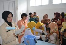 Yasarini Lanud Supadio Beri Imunisasi Difteri BERI IMUNISASI. Yasarini Lanud Supadio tengah menyelenggarakan imunisasi difteri di ruang UKS TK Angkasa, Selasa (13/3)--Penerangan Lanud Supadio for RK